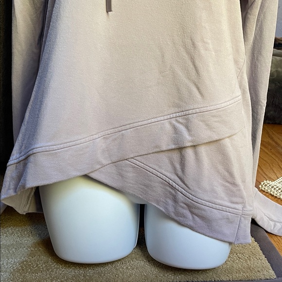 EUC! Athleta Pinnacle Hoodie Soft Dusty Lilac Tulip Cross Over  Hem Thumbholes M - Picture 5 of 7